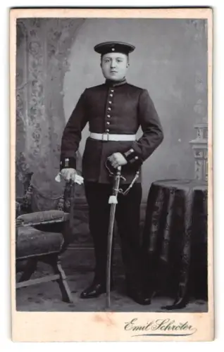 Fotografie Emil Schröter, Potsdam, Schloss-Str. 1, Gardesoldat in Uniform mit Krätzchen und Säbel