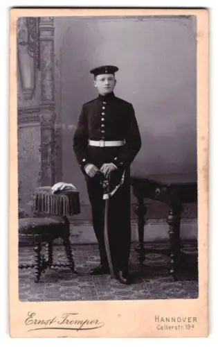 Fotografie Ernst Tremper, Hannover, Cellerstr. 19a, Soldat in Uniform mit Krätzchen und Säbel