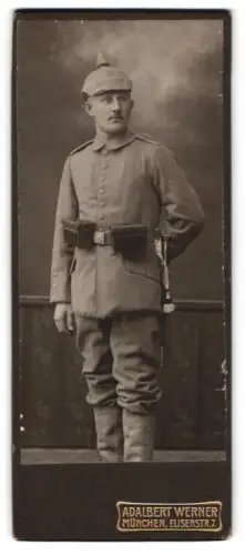 Fotografie Adalbert Werner, München, Elisenstr. 7, Soldat in Feldgrau Uniform mit Pickelhaube, Bajonett u. Koppeltaschen