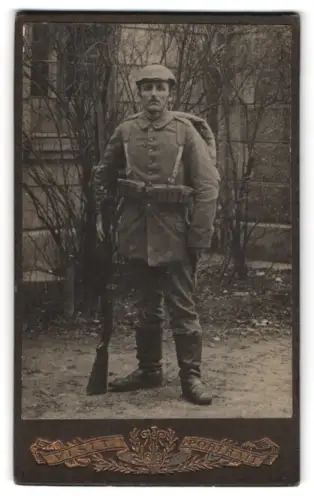 Fotografie unbekannter Fotograf und Ort, Soldat in Feldgrau Uniform mit Pickelhaube, Tornister, Gewehr und Koppeltaschen