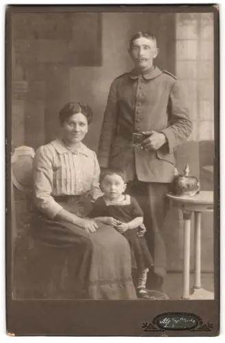 Fotografie Woldemar Strube, Löbau i. S., gegenüber der Post, Sächsischer Soldat in Feldgrau Uniform mit Pickelhaube