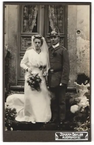 Fotografie Johann Gähler, Auerbach /Vgtl., Sächsischer Soldat in Feldgrau Uniform mit Pickelhaube und seiner Frau