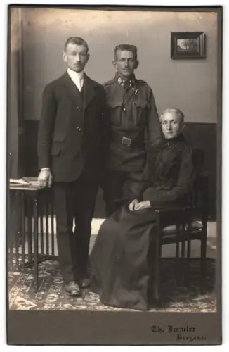 Fotografie Th. Immler, Bregenz, K.u.K. Korporal der Gebirgsjäger in Uniform mit seiner Familie