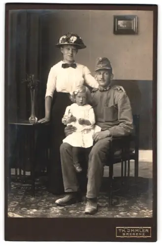 Fotografie Th. Immler, Bregenz, K.u.K. Gefreiter der Gebirgsjäger in Uniform mit Frau und Kind