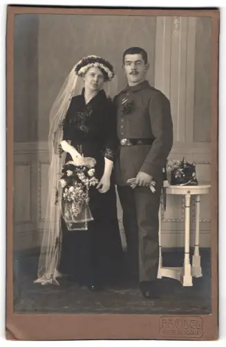 Fotografie P. Seidel, Wittgensdorf, Sächsischer Soldat in Feldgrau Uniform mit Pickelhaube und Band zum EK II 1914