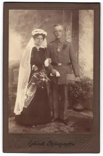 Fotografie unbekannter Fotograf und Ort, Gefreiter in Feldgrau Uniform mit Pickelhaube und EK II 1914 mit seiner Frau