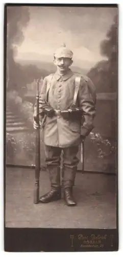 Fotografie Paul Dobrick, Döbeln, Bahnhofstr. 71, Soldat in Feldgrau Uniform mit Pickelhaube, Bajonett, Gewehr, Tornister