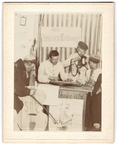 Fotografie unbekannter Fotograf und Ort, Soldaten bei Musizieren mit Kornett, Bass und Zither, Parole 105