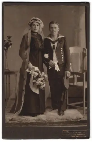 Fotografie Karl Mäckel, Burgstädt, Böhmestr. 2, Matrose vom Grossen Kreuzer von der Tann in Uniform mit seiner Frau