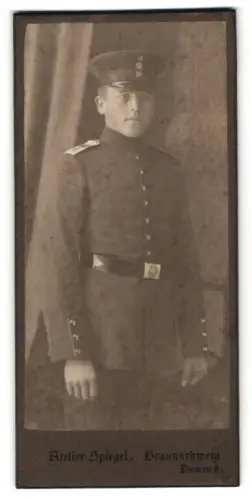 Fotografie Atelier Spiegel, Braunschweig, Damm 9, Soldat vom Infanterie-Regiment Nr. 92 mit Totenkopf-Abzeichen