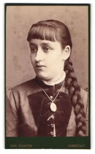 Fotografie Carl Backofen, Darmstadt, Riedeselstrasse 37, Junge Frau mit geflochtenem Zopf