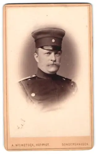 Fotografie A. Weinstock, Sondershausen, Marienstr. 23, Offizier im Überrock mit Schirmmütze