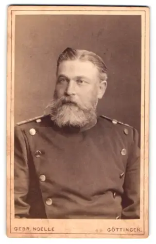 Fotografie Gebr. Noelle, Göttingen, Kurzestrasse 5, Offizier im Uniformrock