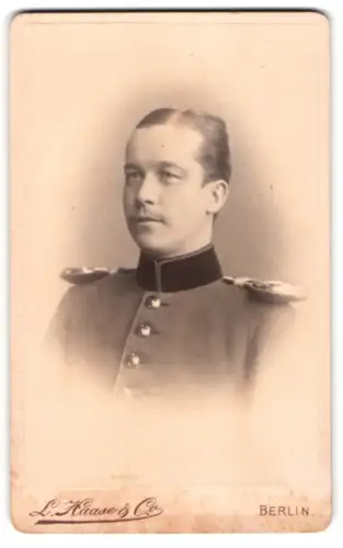 Fotografie L. Haase & Co., Berlin, Unter den Linden, Soldat der Ulanen in Uniform