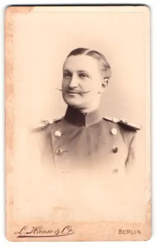 Fotografie L. Haase & Co., Berlin, Unter den Linden 62/63, Offizer im Uniformrock