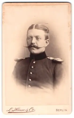 Fotografie L. Haase & Co., Berlin, Unter den Linden 62/63, Offizier in Uniform
