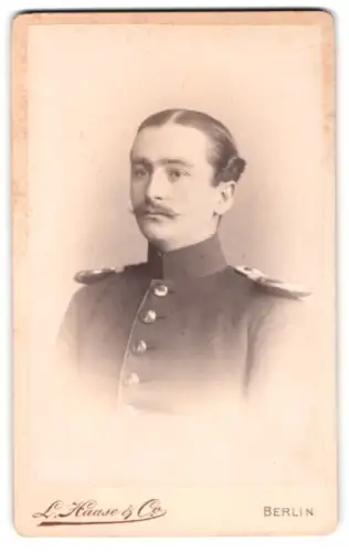 Fotografie L. Haase & Co., Berlin, Unter den Linden 62/63, Offizier in Uniform