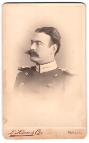 Fotografie L. Haase & Co., Berlin, Unter den Linden 62/63, Offizier der Garde-Truppen im Überrock