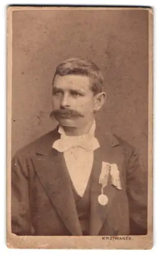 Fotografie Krziwanek, Wien, Hofstallstrasse 5, Junger Mann im Anzug mit k.u.k. Auszeichnungen