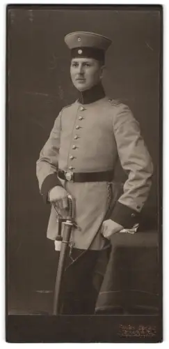 Fotografie Aterlier Ehrlich, Dresden, Königsbrückerstr. 105, Einjährig-Freiwilliger Rudold Winkler vom Regiment Nr. 12