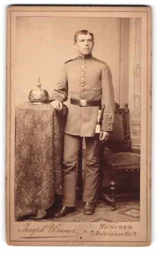 Fotografie Joseph Werner, München, Zweibrücken-Str. 2, Soldat in Uniform mit Pickelhaube und Bajonett