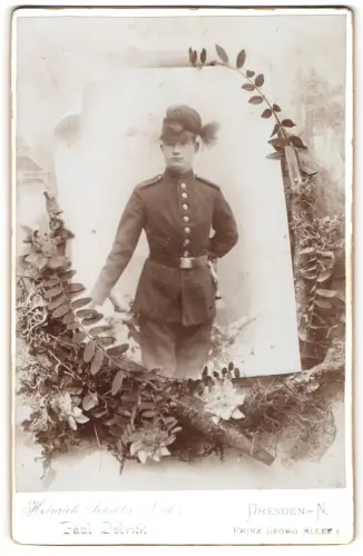 Fotografie Heinrich Schröter Nachf., Dresden, Prinz Georg Allee 1, Soldat vom sächsischen Jäger-Regiment in Uniform