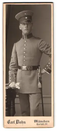 Fotografie Carl Dohn, München, Loristr. 30, Unteroffizier in Uniform mit Schirmmütze und Bajonett