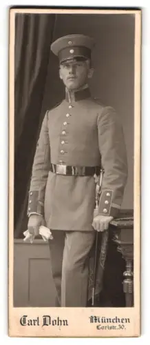 Fotografie Carl Dohn, München, Loristr. 30, Unteroffizier in Uniform mit Schirmmütze und Bajonett