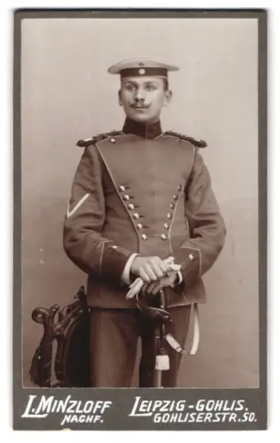 Fotografie L. Minzloff, Leipzig-Gohlis, Gefreiter der Garde-Ulanen in Uniform mit Krätzchen und Säbel
