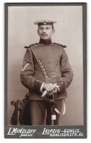 Fotografie L. Minzloff, Leipzig-Gohlis, Gefreiter der Garde-Ulanen in Uniform mit Krätzchen und Säbel
