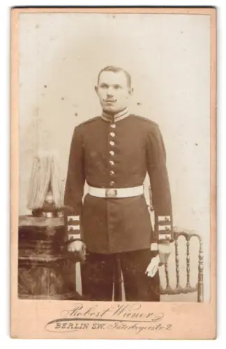 Fotografie Robert Wiener, Berlin, Jüterbogerstr. 2, Garde-Soldat in Uniform mit Paradehelm und Bajonett