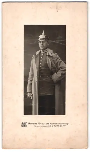 Fotografie Albert Gaugler, Stuttgart, Calwerstrasse 58, Gardesoldat in Uniform mit Mantel und Pickelhaube