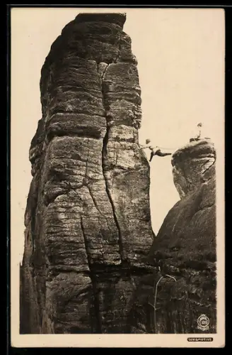 Foto-AK Walter Hahn, Dresden, Nr. 353: Kletterei an der Lokomotive in der sächsischen Schweiz