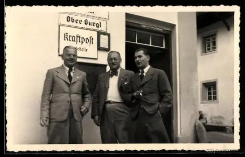 Foto-AK Ober Gurgl, Drei Herren in Anzügen vor der Kraftpost-Haltestelle