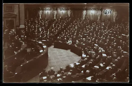 AK Wien, Jubiläumsfeier der Wiener Künstlergenosenschaft 1911, Saal mit Podium und Besuchern