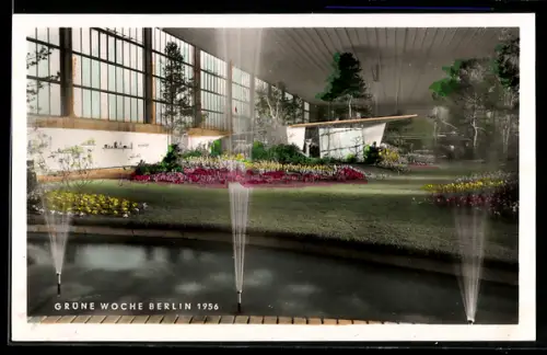 AK Berlin, Grüne Woche 1956, Innenansicht der Ausstellungshalle mit Teich und Wasserspiel, Ausstellung