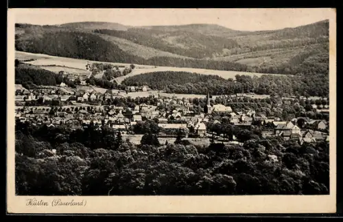 AK Küsten /Sauerland, Ortsansicht mit Kirche und umliegenden Bergen