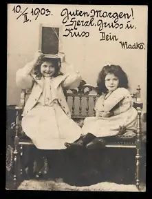 Mini-AK Zwei Mädchen im Portrait auf einer Sitzbank