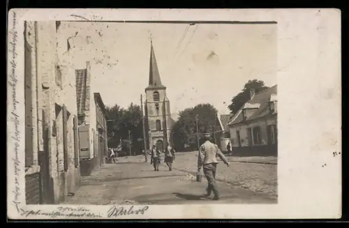 AK Wallers, Ortspartie mit Kirche und Soldaten in Uniform