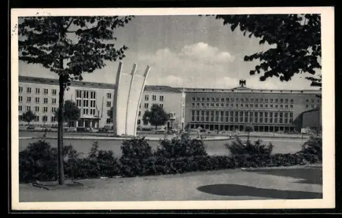 AK Berlin-Tempelhof, Flughafen mit Luftbrückendenkmal