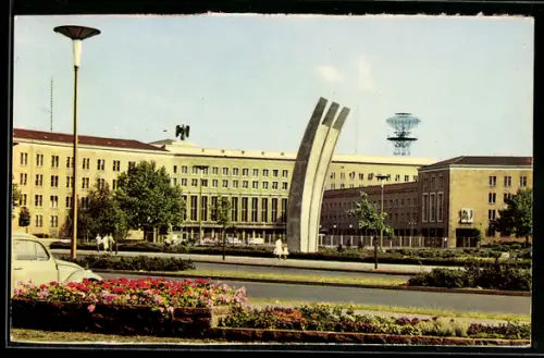 AK Berlin-Tempelhof, Flughafen mit Luftbrückendenkmal