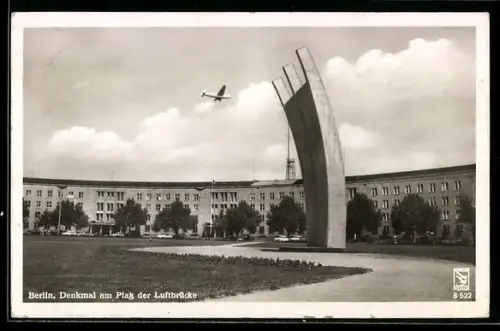 AK Berlin, Flughafen und Denkmal am Platz der Luftbrücke