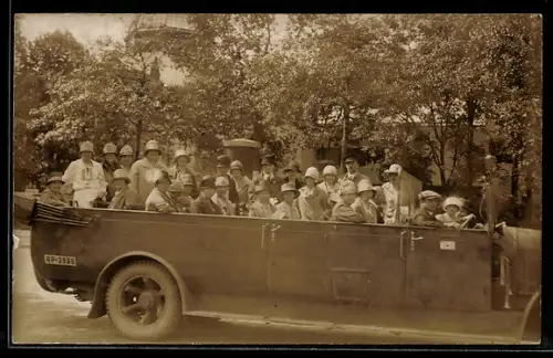 Foto-AK Kraftwagen einer Stadtrundfahrt mit Nummernschild AP-3988