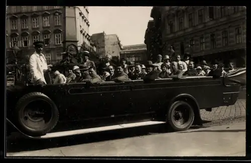 Foto-AK Wien, Kraftwagen der Wiener Rundfahrten mit zahlreichen Fahrgästen