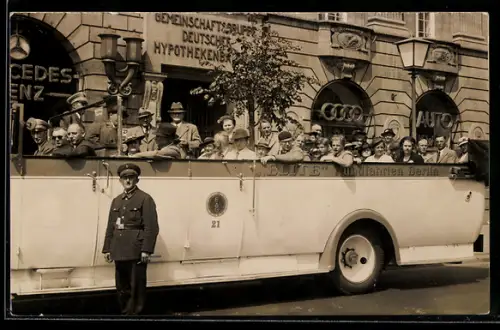 Foto-AK Berlin, Kraftwagen der Elite Rundfahrten Berlin vor Autohaus von Audi und Mercedes-Benz