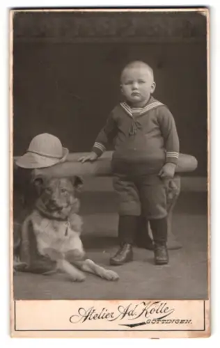 Fotografie Ad. Kolle, Göttingen, dicker kleiner Junge mit seinem aufschauendem Hund