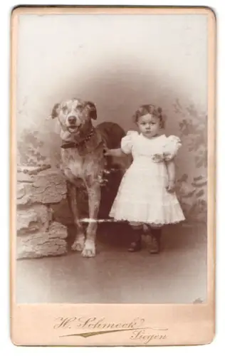 Fotografie H. Schmeck, Siegen, kleines Mädchen mit ihrem genauso grossen Hund im Atelier