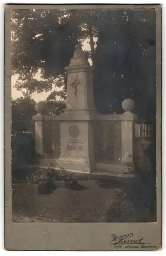 Fotografie W. Kornet, unbekannter Ort, Kriegerdenkmal 1914-1918 mit Gefallenen aus Radworja