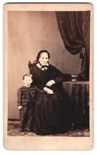 Fotografie Gustav Schlüter, Goslar / Harz, Grossmutter mit ihrem Enkelsohn