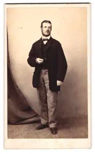 Fotografie Alophe Succ., Paris, Portrait Dr. Rudolph Wekret im Anzug